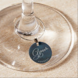 Navy Luster Donkerblauw zilveren bruidegom geperso Wijnglashanger<br><div class="desc">Navy Luster Donkerblauw Waterverf Design,  met Silver Sparkle Typografie,  en prachtige aquarel achtergrond textuur. Met moderne chique scriptlettertypen. Een trendy & luxe stijl - Gepersonaliseerde Groom Monogrammed Wijnglas Charm! ~ Controleer mijn winkel om de volledige bruidssuite voor dit ontwerp te zien!</div>
