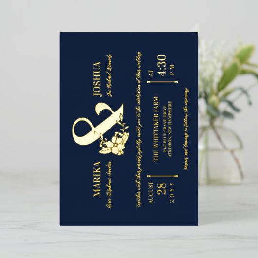 Navy Mooie Bloemen Ampersand Typografie Bruiloft Folie Uitnodiging (Staand Voorkant)