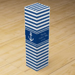 Navy nautische anker bruiloft gunst wijn geschenkd wijn geschenkdoos<br><div class="desc">Elegante marine blauw en wit nautisch anker bruiloft gunst wijn geschenkdoos met gestreepte patroon. Schattigee partijgunst voor bruid,  bruidegom,  bruidsmeisjes,  groomsmen,  gasten,  vrienden enz. Maritiem zeilthema met ankers wegen iconen. Aangepast kleurenstreepjesontwerp. Gepersonaliseerd met dank u bericht,  naam en datum van het huwelijk. Boot / schip ankers symbool.</div>