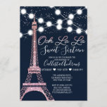 Navy Paris Eiffel Tower Glitter Lights Sweet 16 Kaart<br><div class="desc">Deze meisjesachtige en liefdevolle uitnodiging voor zestien verjaardagsfeestjes is perfect voor een trendy en stijlvolle gebeurtenis. Hij is voorzien van een faux, opgedrukt roos roze, dunne glitter Paris Eiffel Tower met gloeiende witte ophanglichten en zilveren, dunne glitter confetti boven op een abstracte marineblauwe achtergrond. Het bevat ook het populaire citaat...</div>