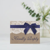 Navy Ribbon on Burlap & Lace Wedding RSVP Uitnodiging Briefkaart (Staand voorkant)