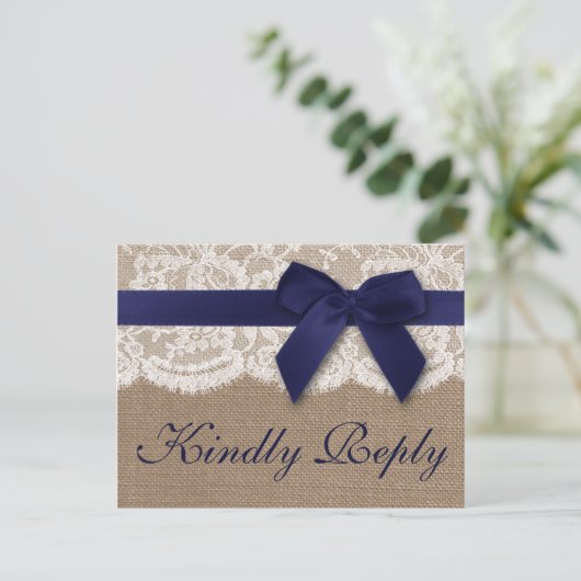Navy Ribbon on Burlap & Lace Wedding RSVP Uitnodiging Briefkaart (Staand voorkant)