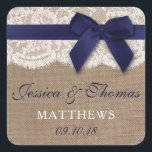 Navy Ribbon on Burlap & Lace Wedding Vierkante Sticker<br><div class="desc">Het ontwerp is voorzien van een prachtige rustische achtergrond met een romantische , witte vlakke rand, afgewerkt met een verbluffend marinelint met een boog. Deze uitnodigingszegels kunnen gepersonaliseerd zijn voor uw speciale gelegenheid en zouden de perfecte decoratie voor uw aankondigingen maken. Je kunt deze zelfs gebruiken als favoriete stickers voor...</div>