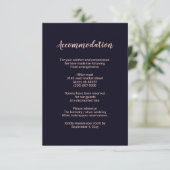 Navy Roos Gold Monogram Bruiloft accommodatie kaar Informatiekaartje (Staand voorkant)