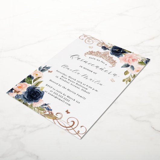 Navy Roos Gouden Blush Bloemwerveling Quinceanera Folie Uitnodiging (Gedraaid)