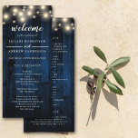 Navy Rustic Wood String Light Wedding Programmakaart<br><div class="desc">Dit bijtende marinesnaarslichtprogramma is perfect voor een herfst buitenshuis of een barnbruiloft.</div>