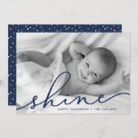 Navy | Shine Script Hanukkah-foto Feestdagenkaart<br><div class="desc">Deel vakantiebestemmingen met deze chic Hanukkah-fotokaarten met uw favoriete volledig aftapde horizontale of landschapsgeoriënteerde foto. "Shine" wordt weergegeven als een blauw-jachttekstbedekking in elegant handgeschreven script-typografie. Pas je aan met je namen en het jaar onderaan. Kaarten keren terug naar donkerblauw met een sneeuwdeklaag.</div>