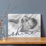 Navy | Shine Script Hanukkah-foto Feestdagenkaart<br><div class="desc">Deel vakantiebestemmingen met deze chic Hanukkah-fotokaarten met uw favoriete volledig aftapde horizontale of landschapsgeoriënteerde foto. "Shine" wordt weergegeven als een blauw-jachttekstbedekking in elegant handgeschreven script-typografie. Pas je aan met je namen en het jaar onderaan. Kaarten keren terug naar donkerblauw met een sneeuwdeklaag.</div>