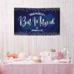 Navy Silver Bat Mitzvah Modern Folie Glitter Scrip Spandoek<br><div class="desc">Wees trots, verheug je en laat deze mijlpaal van je favoriete Bat Mitzvah zien! Hang deze prachtige, moderne, stijlvolle, gepersonaliseerde banner op om haar speciale dag aan te vullen. Sparkly, faux silver folie kalligrafie script en confetti glitter stippen bedekken een geavanceerde, dramatische marineblauwe waterverf achtergrond. Personaliseer de aangepaste tekst met...</div>