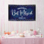 Navy Silver Bat Mitzvah Modern Folie Glitter Scrip Spandoek<br><div class="desc">Wees trots, verheug je en laat deze mijlpaal van je favoriete Bat Mitzvah zien! Hang deze prachtige, moderne, stijlvolle, gepersonaliseerde banner op om haar speciale dag aan te vullen. Sparkly, faux silver folie kalligrafie script en confetti glitter stippen bedekken een geavanceerde, dramatische marineblauwe waterverf achtergrond. Personaliseer de aangepaste tekst met...</div>