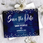 Navy Silver Bat Mitzvah Opslaan Datum Modern Scrip Uitnodiging Briefkaart<br><div class="desc">Zorg ervoor dat al je vrienden en familieleden de mijlpaal van je dochter Bat Mitzvah kunnen vieren! Stuur dit prachtige, moderne, "Save the Date" aankondigingsbericht briefkaart. Graphic faux silver folie kalligrafie script, Star of David, en confetti, overlay een rijke, dramatische, navy blauwe waterverf achtergrond. Personaliseer de aangepaste tekst met de...</div>