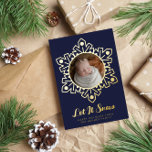 Navy Silver Foil Snowflake Lijst laat sneeuwfoto Folie Feestdagenkaart<br><div class="desc">Dubbelzijdige zilveren folie vakantiekaart met een ronde foto in een zilveren folie sneeuwvlok lijst aan de ene kant, en een grote foto aan de andere kant. Navy blauw zilver folie kerstkaart gepersonaliseerd met twee foto's met Let It Snow in een zilveren folie script onder een zilveren sneeuwvlok. Deze prachtige kaart...</div>