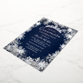 Navy Silver Winter Snowflake Quinceanera Folie Uitnodiging (Gedraaid)