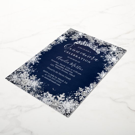 Navy Silver Winter Snowflake Quinceanera Folie Uitnodiging (Gedraaid)