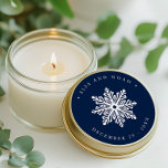 Navy Snowflake Wedding Christmas familie adres Cl Ronde Sticker<br><div class="desc">Voeg een persoonlijke touch toe aan uw enveloppen, huwelijksgunsten en meer met deze Elegant Snowflake marineblauwe trouwstickers. Het ontwerp is voorzien van een witte lijn illustratie sneeuwvlok over marineblauwe achtergrond. Uw namen en trouwdatum worden in witte letters weergegeven. Voor een aangepaste aanvraag kunt u contact met ons opnemen via de...</div>