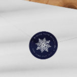 Navy Snowflake Wedding Christmas familie adres Cl Ronde Sticker<br><div class="desc">Ontworpen om ons "Navy Blue Winter Snowflake" bruiloft collectie aan te vullen, zijn deze mooie ronde stickers met sneeuwthema ideaal om uw uitnodigingsenveloppen af te sluiten met een persoonlijk retouradres. Het ontwerp toont een klassieke witte sneeuwvlok over een chique marineblauwe achtergrond, met uw retouradres elegant gebogen rond de rand in...</div>