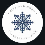 Navy Snowflake Wedding Christmas familie adres Ronde Sticker<br><div class="desc">Voeg een persoonlijke touch toe aan uw enveloppen, huwelijksgunsten en meer met deze Elegant Snowflake marineblauwe trouwstickers. Het ontwerp is voorzien van een witte lijn illustratie sneeuwvlok over marineblauwe achtergrond. Uw namen en trouwdatum worden in witte letters weergegeven. Voor een aangepaste aanvraag kunt u contact met ons opnemen via de...</div>