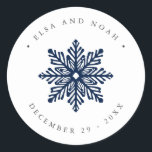 Navy Snowflake Wedding Christmas familie adres Ronde Sticker<br><div class="desc">Voeg een persoonlijke touch toe aan uw enveloppen, huwelijksgunsten en meer met deze Elegant Snowflake marineblauwe trouwstickers. Het ontwerp is voorzien van een witte lijn illustratie sneeuwvlok over marineblauwe achtergrond. Uw namen en trouwdatum worden in witte letters weergegeven. Voor een aangepaste aanvraag kunt u contact met ons opnemen via de...</div>
