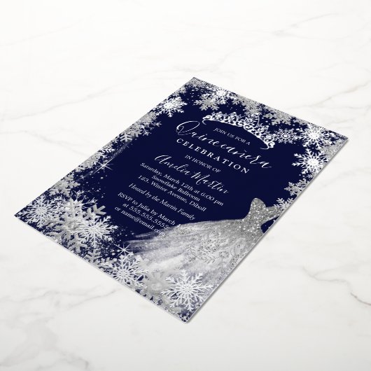 Navy Snowflake Winter Quinceanera Folie Uitnodiging (Gedraaid)
