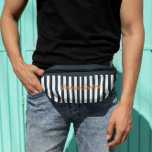 Navy Stripes | Het Monogram van de moderne man Heuptasje<br><div class="desc">Iedereen heeft een goede drager nodig om tas rond al hun essentials. Of het nu gaat om een verjaardagscadeau of zelfs maar een leuk cadeautje voor jezelf, deze fanny packs zijn zowel praktisch als stijlvol - elke keer een winnende combinatie. Omdat elke tas gepersonaliseerd kan worden met een naam, een...</div>