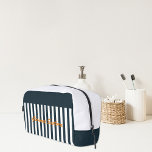 Navy Stripes | Het Monogram van de moderne man Toilettasje<br><div class="desc">Houd uw cosmetica en toiletartikelen georganiseerd op de weg. Heeft u medewerkers of klanten die vaak reizen? Een op maat gemaakte toilettas is een doordacht geschenk en een geweldige manier om uw logo af te shows. Deze kleine tassen zijn ook een geweldige weggevertje voor conferenties en evenementen. Deel je logo...</div>