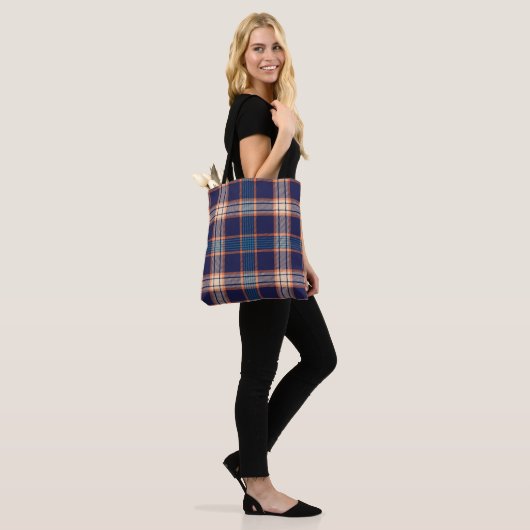 Navy tartan-patroon tote bag (Op model)