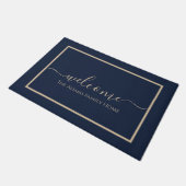 Navy Taupe Elegante Script Familienaam Welkom Deurmat (Schuin)
