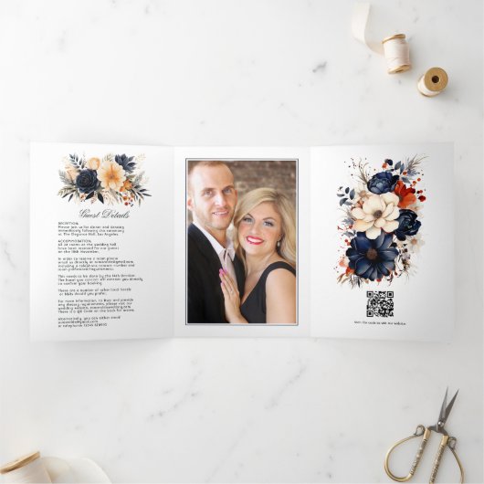 Navy, Verbrand Sinaasappel & Champagne Floral Wedd Drieluik Uitnodiging (Binnen)