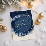 Navy Waterverf Ink & Jewels Snowy Winter Forest Folie Feestdagenkaart<br><div class="desc">Ons gouden juweel abstract winternachtgoud folie kerstmis collectie bedekt koninklijke opulentie met een moderne abstracte draai. Diepe zeemijlblazen, gouden en blauwe juwelen, en hints of blue shades creëer en elegante winternachtambiance. Het ontwerp is voorzien van een abstract inktontwerp voor de waterverf van de zeemacht met de accenten van gouden juwelen,...</div>