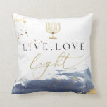 Navy Waterverf Menorah Live Love Light Hanukkah Kussen<br><div class="desc">Deze Hanukkah gooit kussens met een waterverf van de marine,  golden foil splatters en een gouden waterverf menorah. Bewerk de achtergrond zodat deze overeenkomt met uw decor en gebruik voor uw lichtfestival.</div>