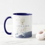 Navy Waterverf Menorah Live Love Light Hanukkah Mok<br><div class="desc">Deze Hanukkah-keramische mok is voorzien van een blauwachtige waterverf met gouden folie specs,  een gouden waterverf menorah en het gezegde "Leef,  liefde,  licht" ter ere van het lichtfestival. Deze mok is de perfecte aanvulling op je vakantiedecor of een geweldig cadeau voor cacao en avonden in.</div>