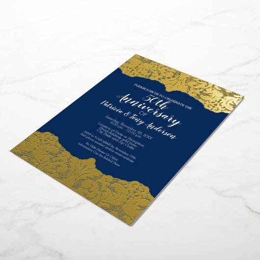 Navy Wedding Jubileum Foto en Gold Lace Folie Uitnodiging (Gedraaid)
