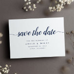 Navy & White Calligraphy Save the Date Kaart<br><div class="desc">Eenvoudig en elegant sparen de datumkaarten uw gasten op de hoogte brengen van uw aanstaande bruiloft in tijdloze stijl. De witte Crisp kaarten zijn voorzien van "sparen de datum"in het schrijven van het kalligrafiemanuscript, met uw namen, trouwdatum en plaats onder klassiek blauw serif type van de marine. Voeg extra informatie,...</div>