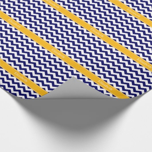 Navy White Chevron ZigZag Goldenrod Name Monogram Cadeaupapier (Hoek)