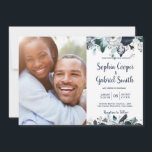 Navy White Floral Photo Wedding Invitations Kaart<br><div class="desc">Bohemiaanse, kajeblauwe, marineblauw en witte blaadjes voor de bruiloft van foto's. Dit moderne huwelijksontwerp is voorzien van marineschepen, lichtblauw en witte botanische roos florale regelingen, veren op witte kleur achtergrond. Eigenschap een handgeschreven typografie-ontwerp met bride- en groomnaam en één (1) verticaal fotosjabloon. Grote keuze voor bijtende en bohemische herfst en...</div>