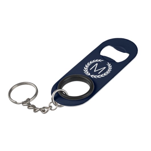 Navy & White Laurel Wreath Monogram Mini Flessenopener (Voorkant Gekanteld)
