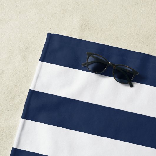 Navy & White Personalized Bachelorette Weekend Strandlaken (In situ)