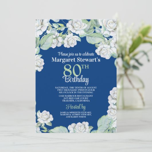  Navy White Roses 80e verjaardagsuitnodiging Kaart (Staand voorkant)