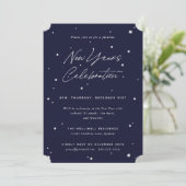 Navy+White Script Scattered Stars Nieuwjaar Party Kaart (Staand voorkant)