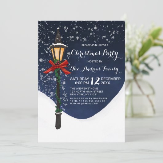 Navy White Snowy Lamppost Garland Bow Kerstmis Kaart (Staand voorkant)