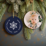 Navy Winter Snowflake Eerste Kerst Keepsake Keramisch Ornament<br><div class="desc">Keramische vakantie ornament gepersonaliseerd met de foto van uw baby en aangepaste "Mijn Eerste Kerstmis" tekst. Dit eenvoudige moderne vakantieontwerp heeft een witte sneeuwvlok op een marineblauwe achtergrond. Gebruik de ontwerpgereedschappen om een achtergrondkleur te kiezen, tekstlettertypen en -kleuren te bewerken en uw eigen foto's toe te voegen aan creëer uw...</div>