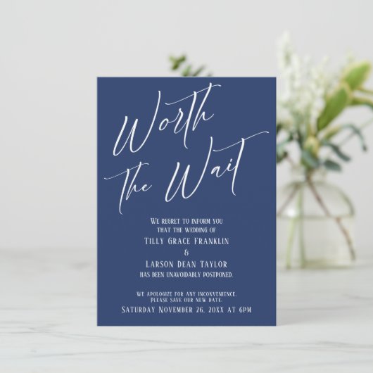 Navy Worth the Wait Uitgestelde bruiloft Kaart (Staand voorkant)