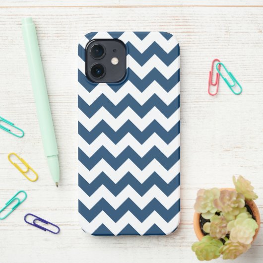 Navy zigzag, Navy Chevron, Geometrisch patroon iPhone Hoesje (Op bureau)