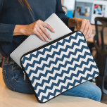 Navy zigzag, Navy Chevron, Geometrisch patroon Laptop Sleeve<br><div class="desc">Elegant,  stijlvol en verfijnd zigzag-patroon (chevron) in blauw-witte marinekleur. Moderne en trendy cadeau,  perfect voor de zigzag-minnaar in je leven.</div>