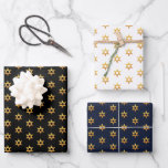 Navy zwart en wit Chanoeka Golden David Star Inpakpapier Vel<br><div class="desc">Ervaar de elegantie van een prachtig gouden davidster-patroon,  perfect om de feestelijke geest van Chanoeka te vieren. Dit ontwerp contrasteert prachtig met zwarte,  witte en marineblauwe achtergronden,  waardoor uw vakantie echt bijzonder is.</div>