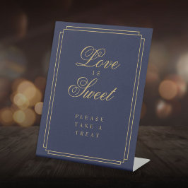 Navyblauw en gouden art deco love is sweet gunst reclamebord met voetstuk