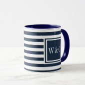 Navyblauw en wit gestreepte monogram mok (Voorkant rechts)