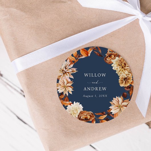 Navyblauw herfsttrouwfeeststicker ronde sticker