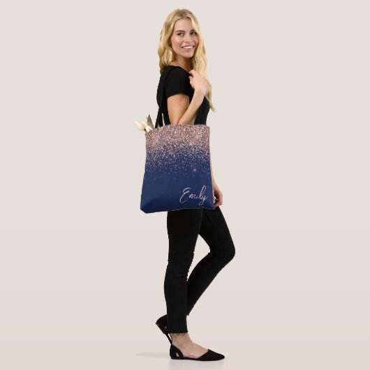 Navyblauwe Blush Roze Roze Gouden Glitter Monogram Tote Bag (Op model)