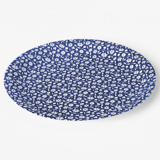 Nazeblauw en wit bloempatroon papieren bordje (Gekanteld)